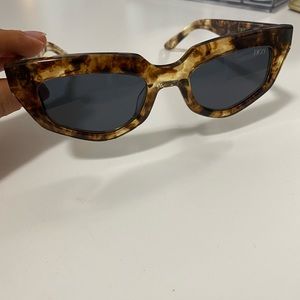 DEZI “ON READ” TORTOISE SUNGLASSES BRAND NEW!